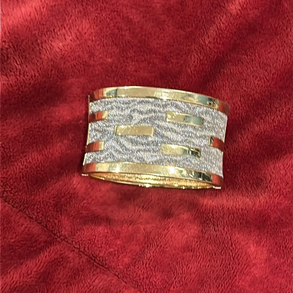 Boutique item women’s bracelet